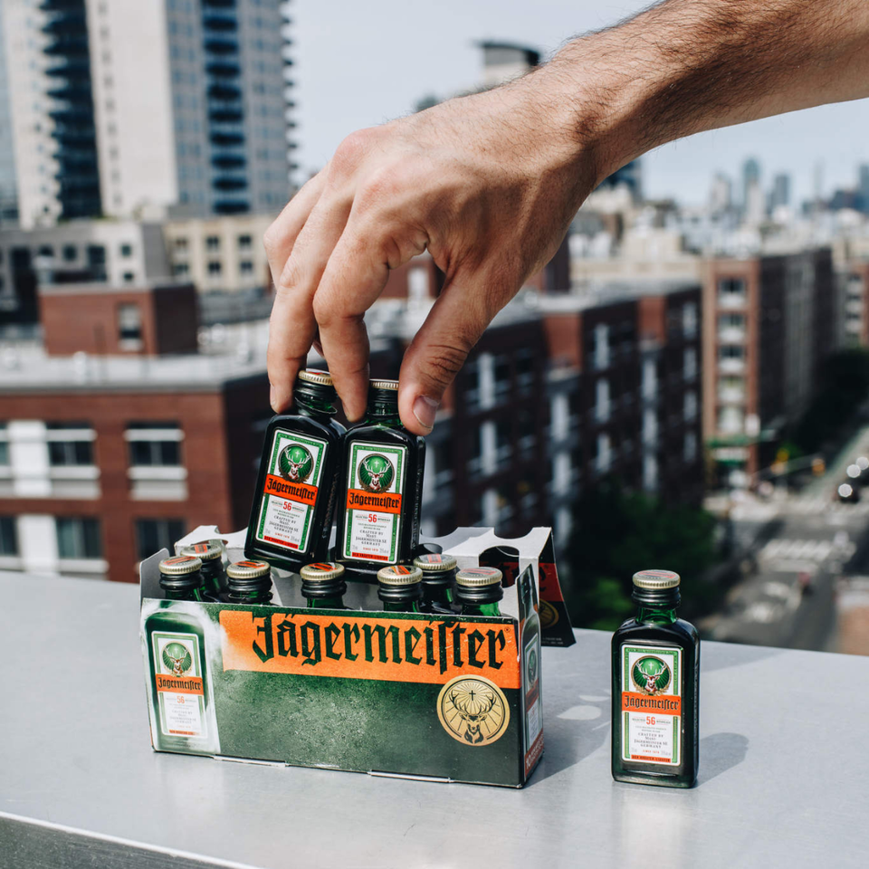 Kit Licor Aperitivo Jagermeister mini 50ml. Caixa Madeira
