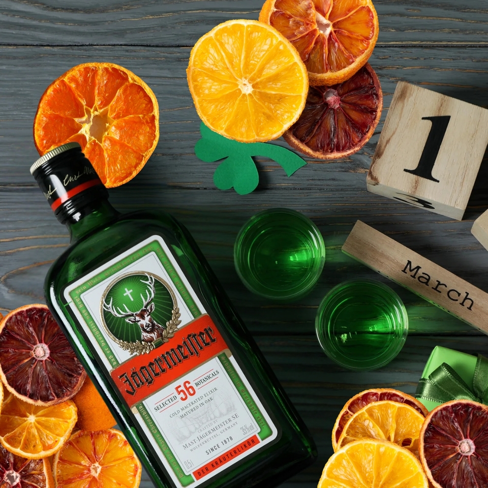 Kit Licor Aperitivo Jagermeister 700ml. Caixa Madeira - Roberta