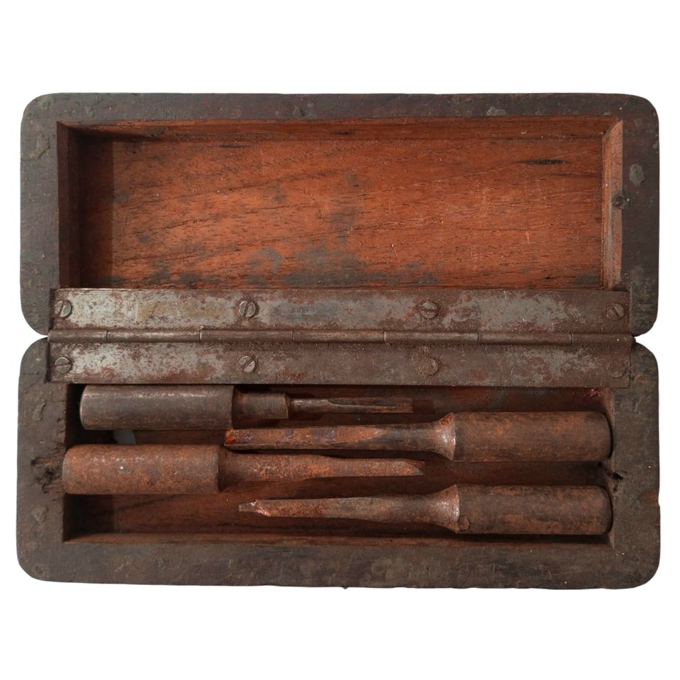 Conjunto de Fresas em Caixa de Madeira - Original dos Anos 1930